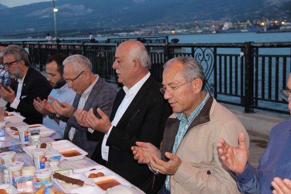 İskenderun’da iskelede ilk iftar yapıldı