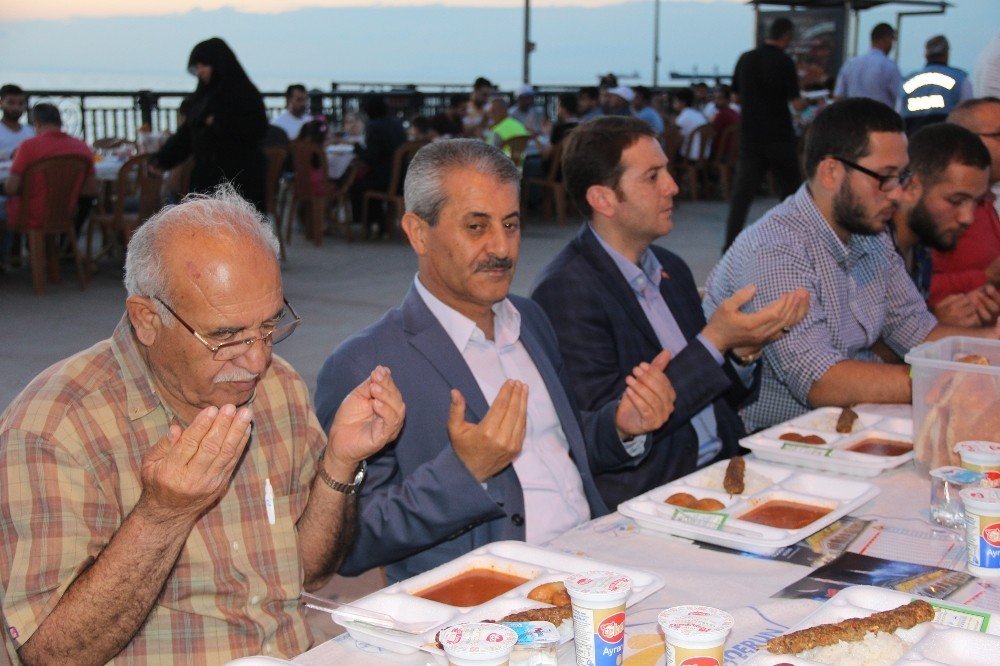 İskenderun’da iskelede ilk iftar yapıldı