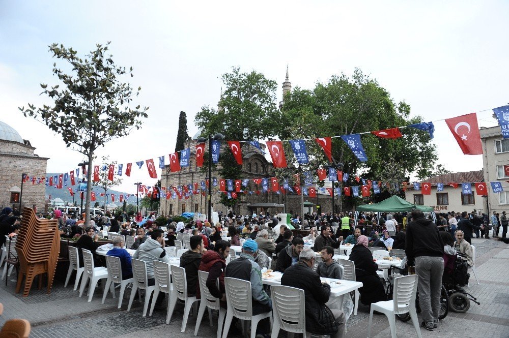 Ramazan’ın bereketi Emir Sultan’da yaşanıyor