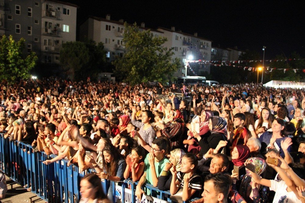 Mustafa Ceceli, Manisa’da coştu, coşturdu