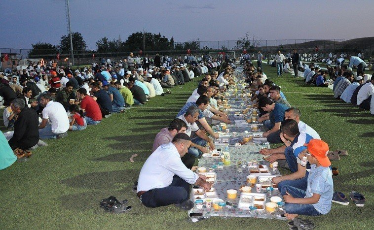 Silvan’da 3 bin kişi kardeşlik sofrasında iftar yaptı