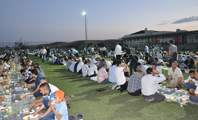 Silvan’da 3 bin kişi kardeşlik sofrasında iftar yaptı