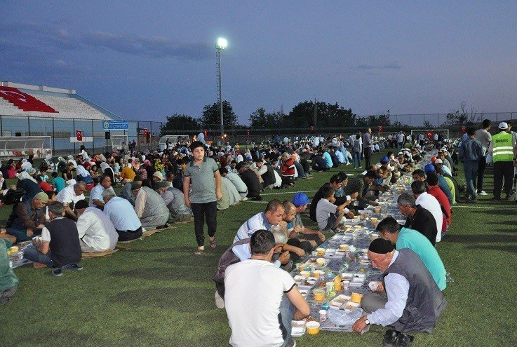 Silvan’da 3 bin kişi kardeşlik sofrasında iftar yaptı