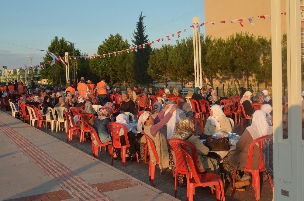 Kadir Gecesinde 7 bin kişi birlikte iftar açtı