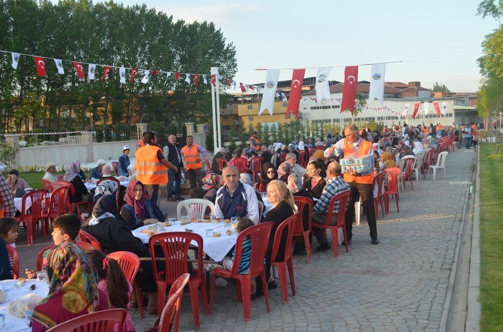 Kadir Gecesinde 7 bin kişi birlikte iftar açtı