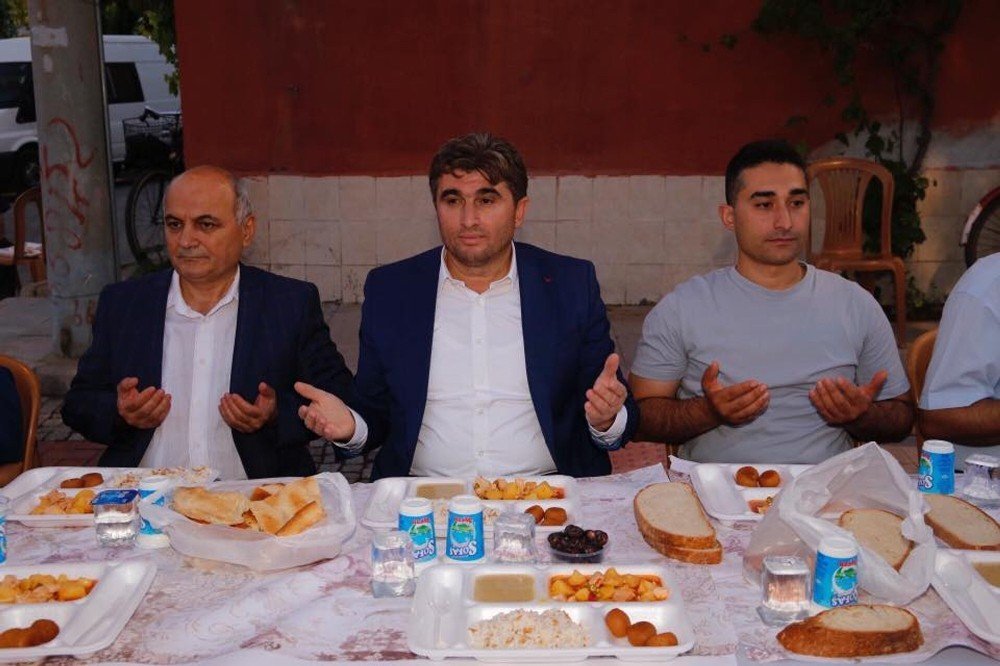 Kadir Gecesinde 7 bin kişi birlikte iftar açtı