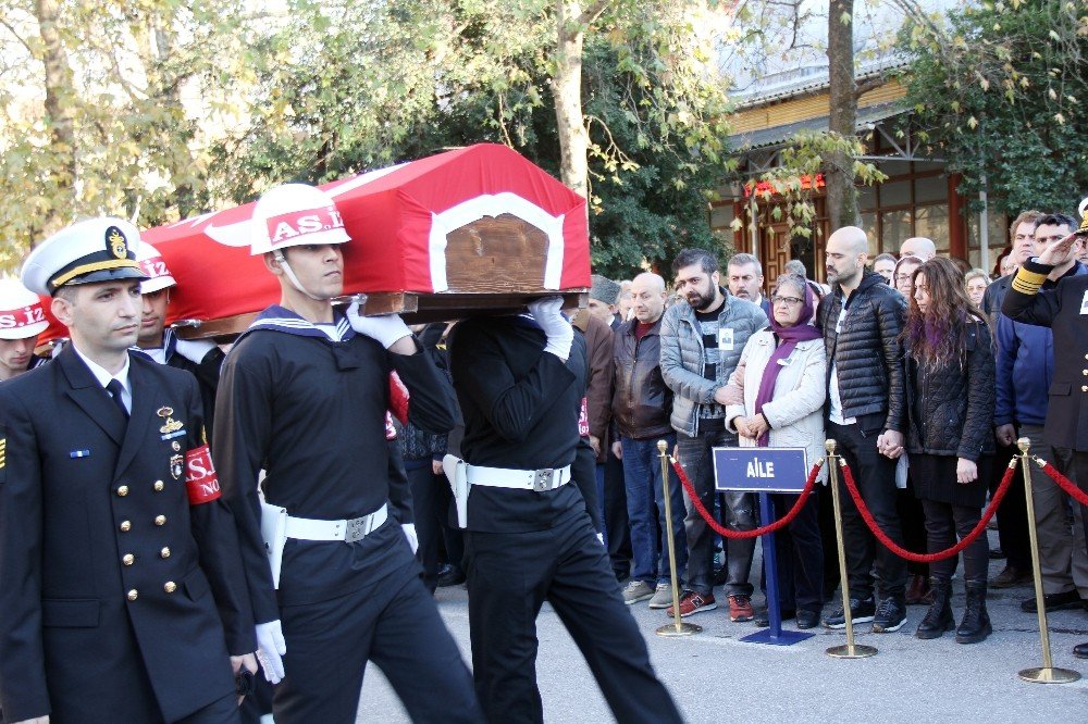 Toygar Işıklı babasını son yolculuğuna uğurladı