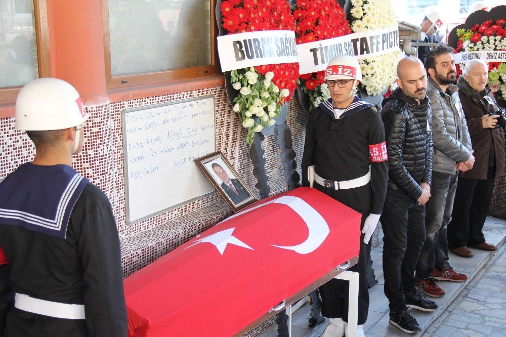 Toygar Işıklı babasını son yolculuğuna uğurladı