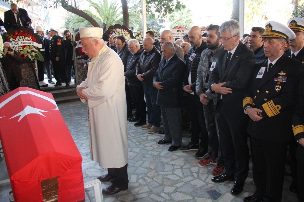 Toygar Işıklı babasını son yolculuğuna uğurladı