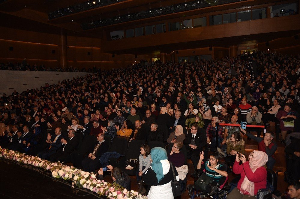 Duayen sanatçıya konserde kabak sürprizi