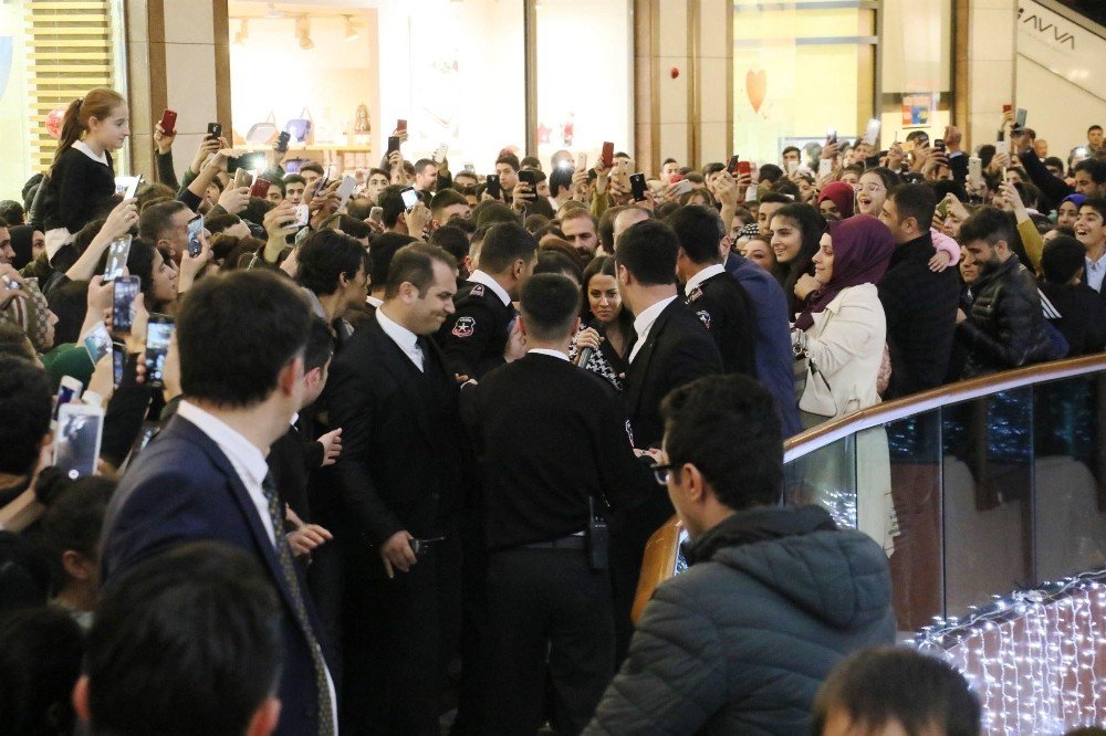 Ünlü şarkıcı Derya Uluğ Diyarbakır’ı salladı