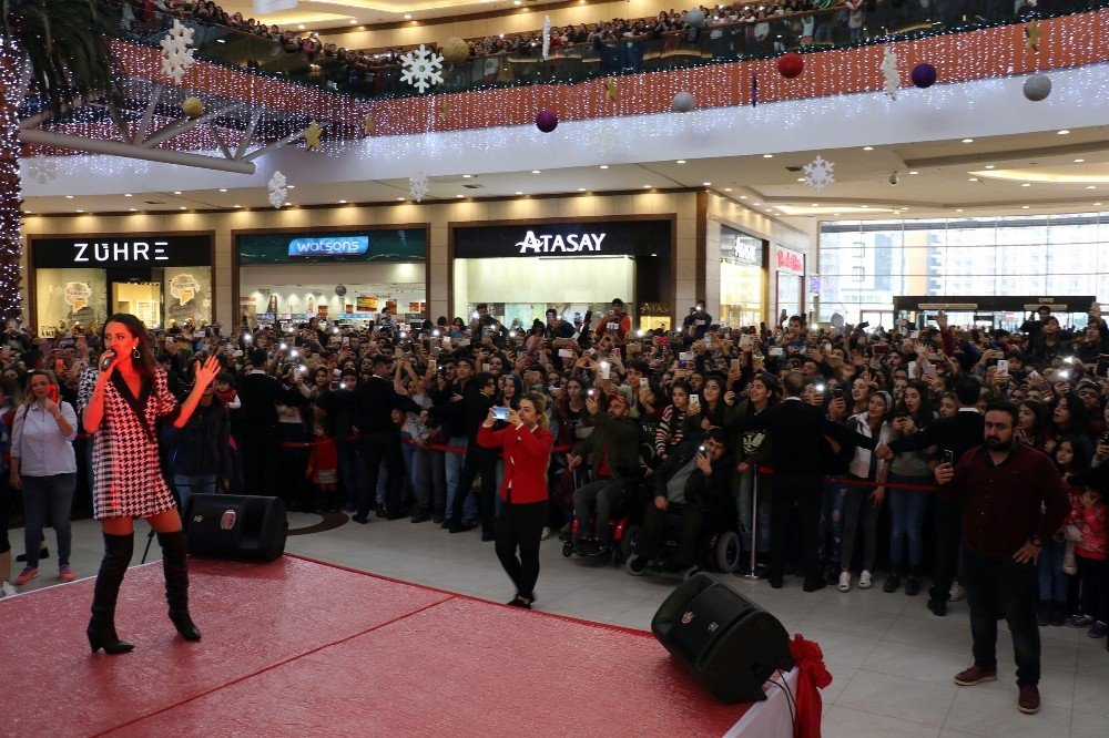 Ünlü şarkıcı Derya Uluğ Diyarbakır’ı salladı