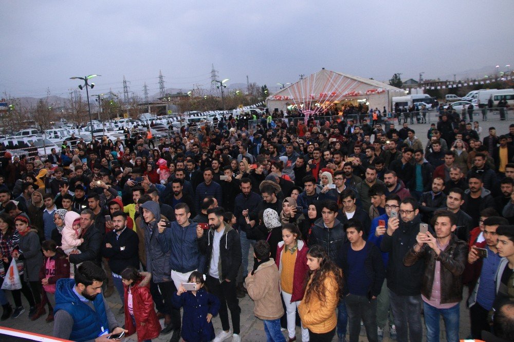 Grup Abdal Kızıltepelilere duygu dolu anlar yaşattı