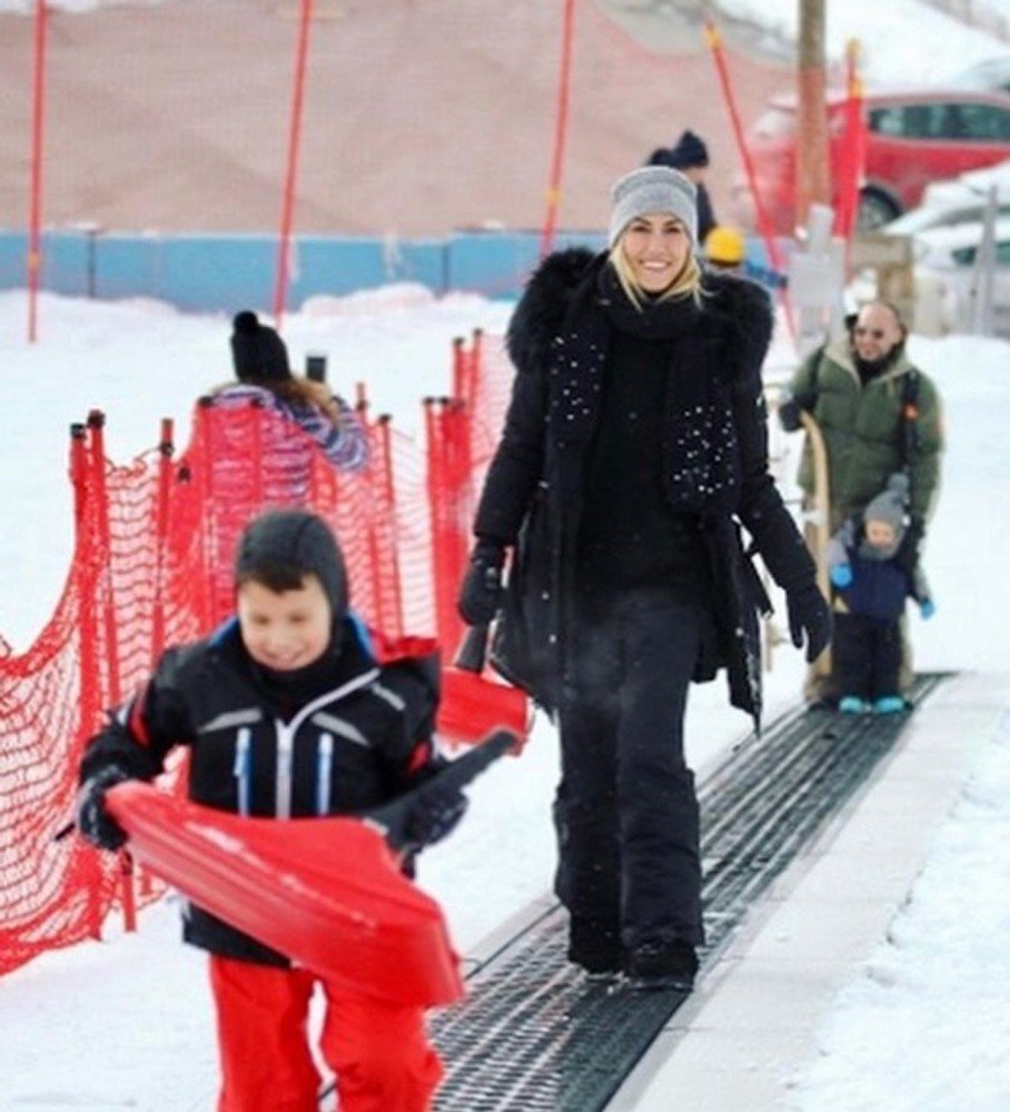 Manken Çağla Şikel, sömestr tatili için Palandöken’i tercih etti