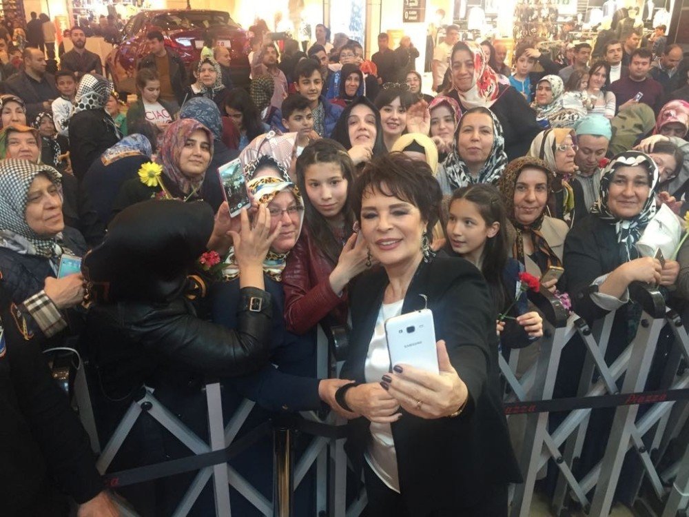 Türk sinemasının hanımefendisi Şanlıurfa ve Kahramanmaraş’ta gönülleri fethetti