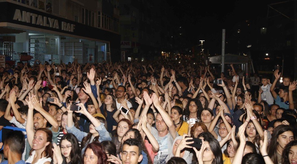 Göksel, Şarampol şenliklerinde Antalyalıları coşturdu