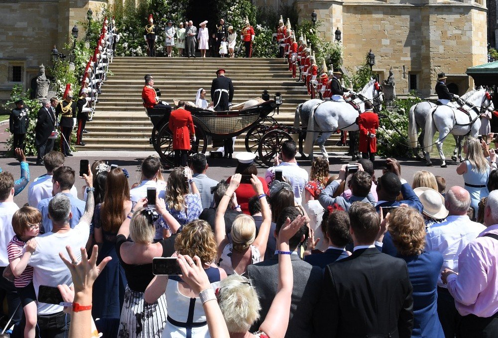 Prens Harry ve Markle, kraliyet arabasıyla şehir turu yaptı