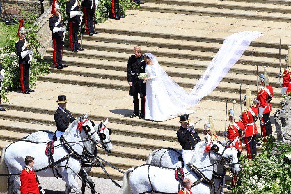 Prens Harry ve Markle, kraliyet arabasıyla şehir turu yaptı