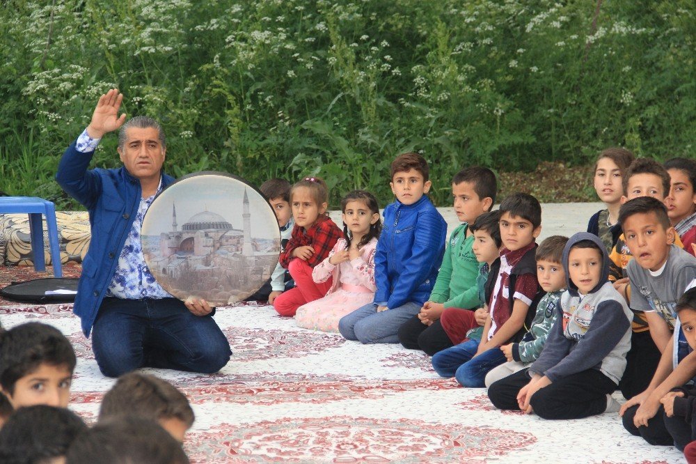 Çocukları sırtında taşıyan türkücü Aydın Aydın ezilme tehlikesi geçirdi