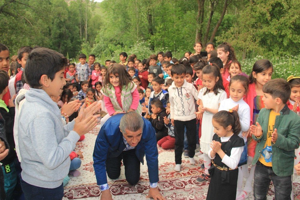 Çocukları sırtında taşıyan türkücü Aydın Aydın ezilme tehlikesi geçirdi