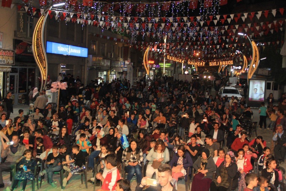 Hakkari ilahi grubu şenliklere renk kattı