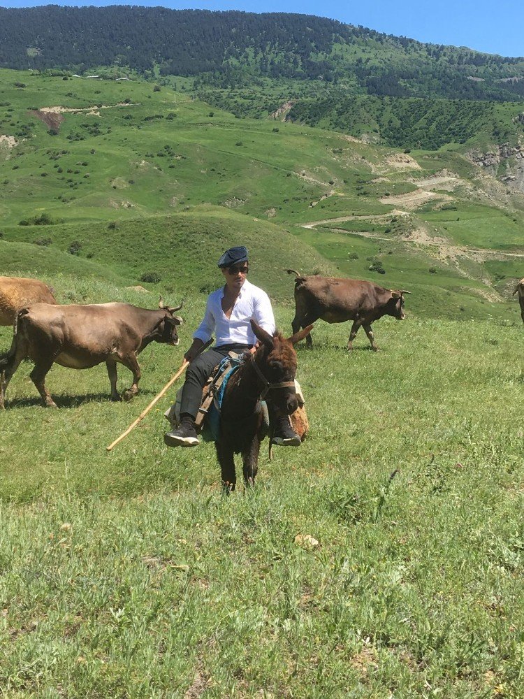 Nusret’in Erzurum’da açılış öncesi eşeğe binme görüntüleri büyük ilgi gördü