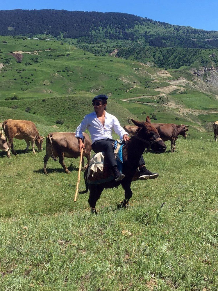 Nusret’in Erzurum’da açılış öncesi eşeğe binme görüntüleri büyük ilgi gördü