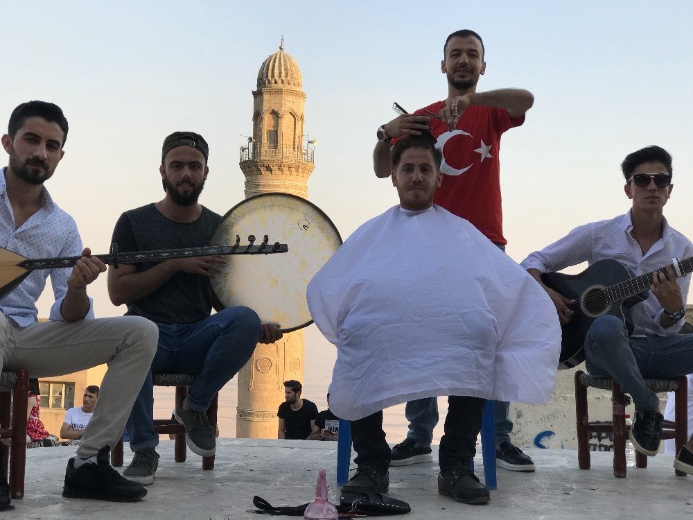 ’Çılgın berberden’ Mardin manzaralı tıraş