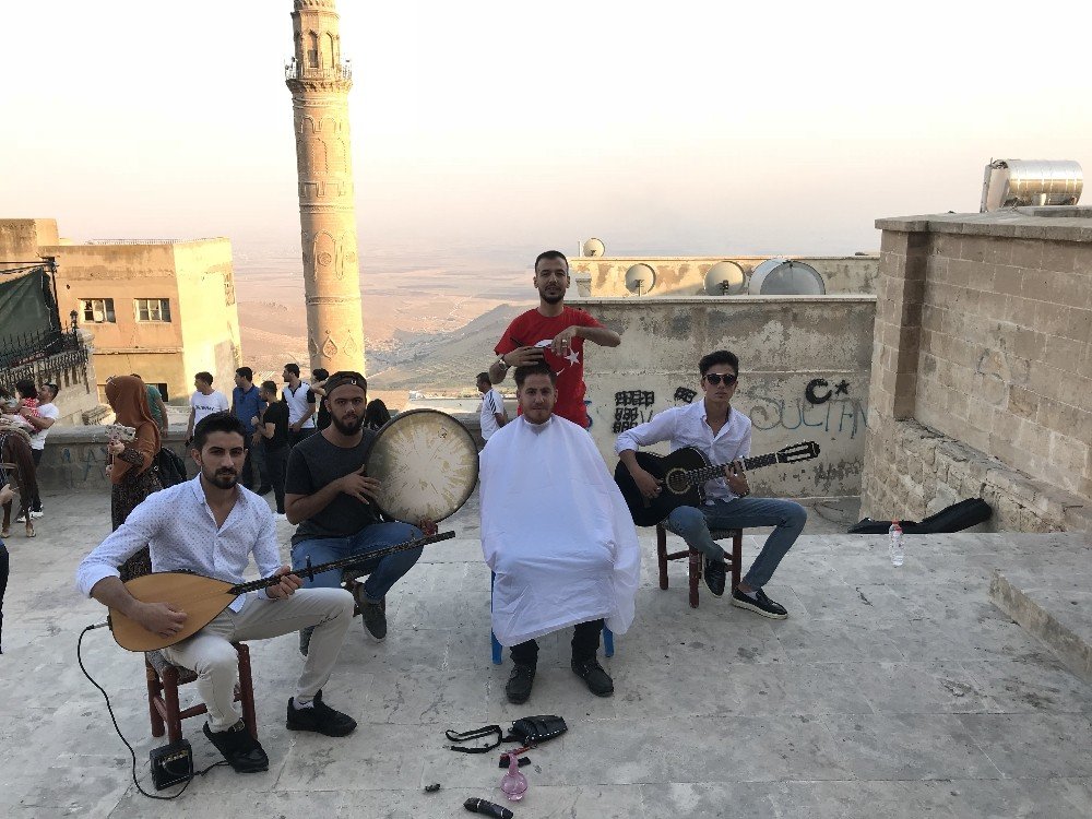 ’Çılgın berberden’ Mardin manzaralı tıraş