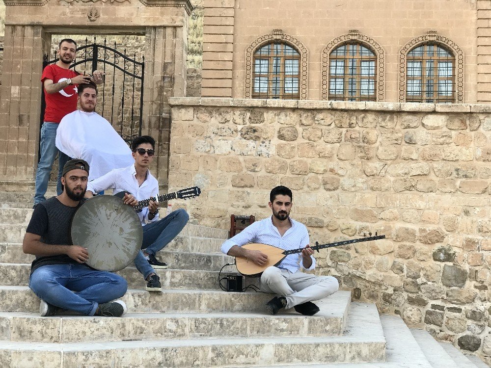 ’Çılgın berberden’ Mardin manzaralı tıraş