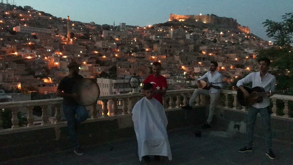 ’Çılgın berberden’ Mardin manzaralı tıraş