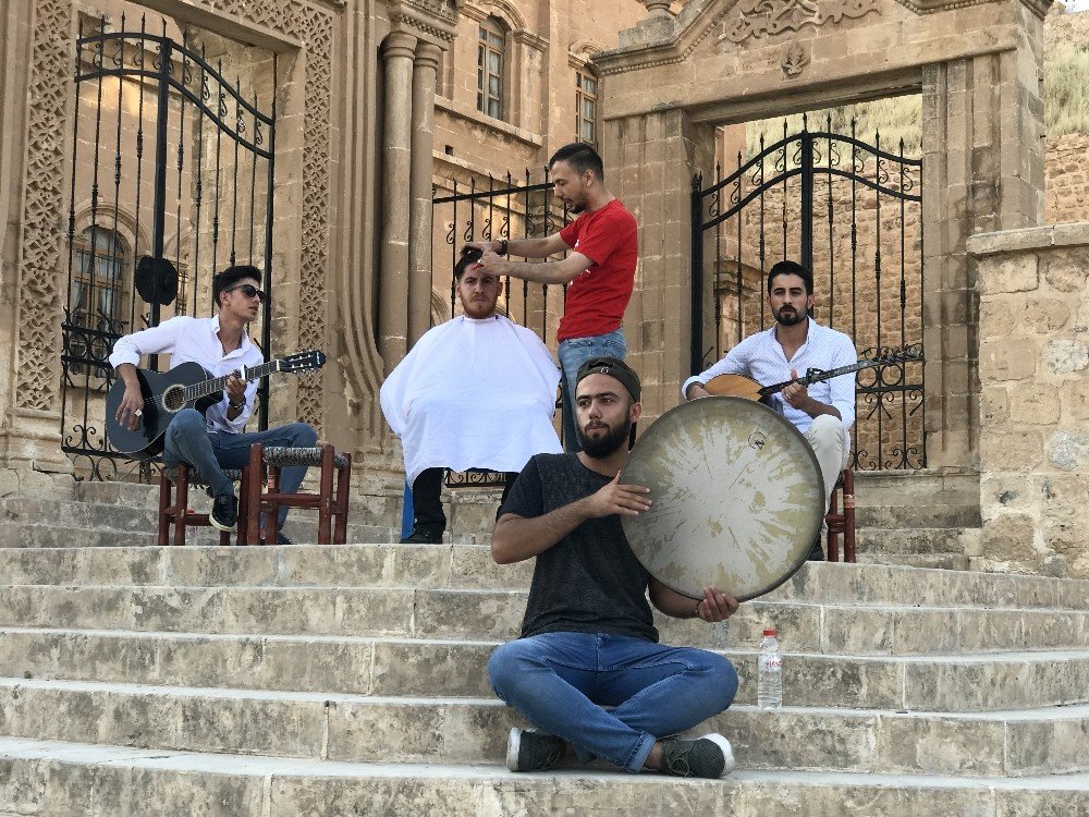 ’Çılgın berberden’ Mardin manzaralı tıraş