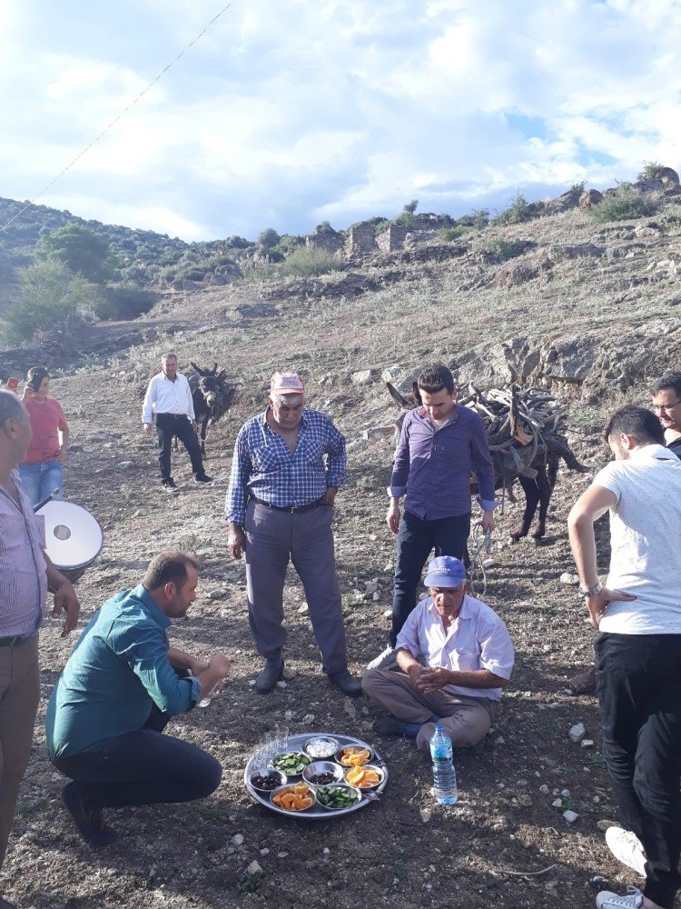 Okumuş çocuklar geleneklerinden vazgeçmedi