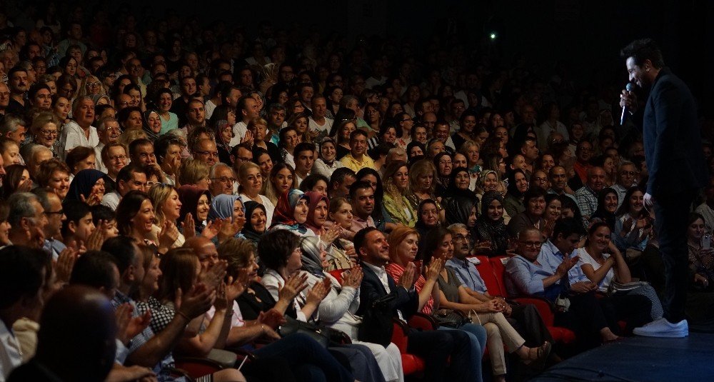 Bursa’da Emel Sayın ve Emre Altuğ rüzgarı