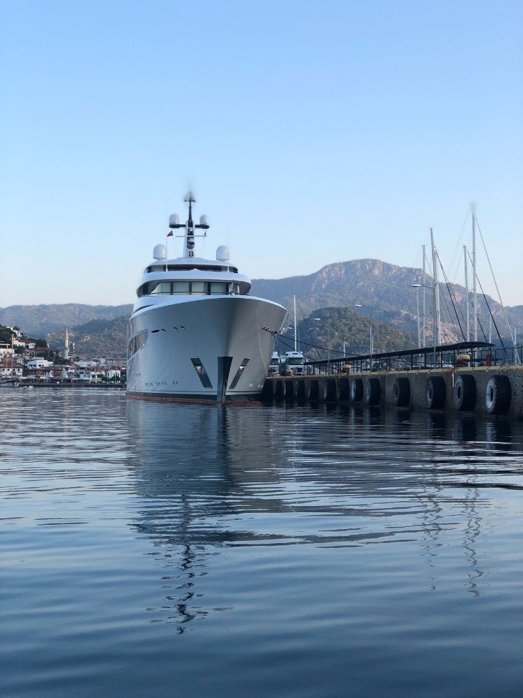 Amerikalı milyarderin lüks yatı, Marmaris’te 200 ton yakıt ikmali yaptı