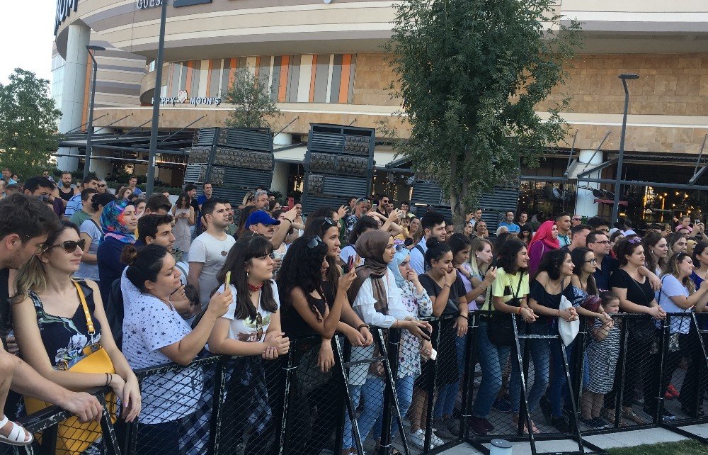 Tuna Kiremitçi ve Özge Fışkın ‘Bahçe Konserleri’nde coşturdu