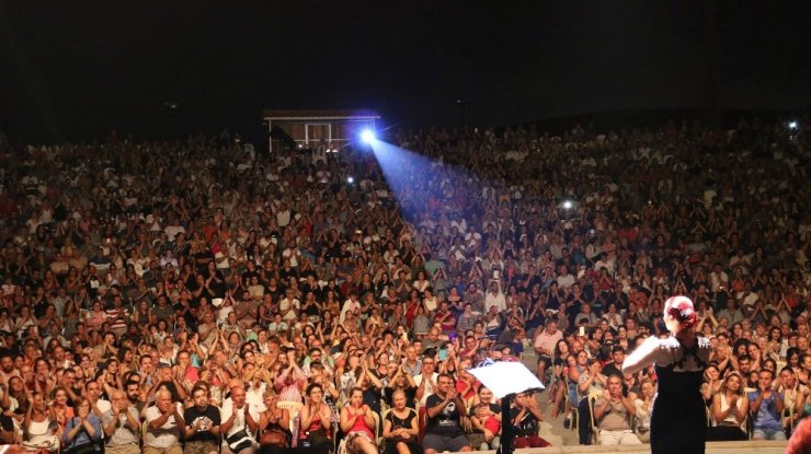 Candan Erçetin Kuşadası’nı salladı, çıplak ayakla raks etti