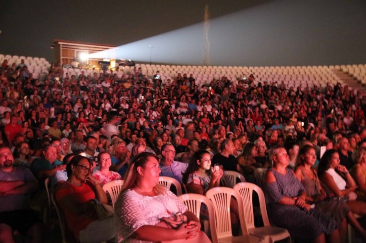 Kuşadası’nda ’Seninle Başım Dertte’ müzikali sahnelendi