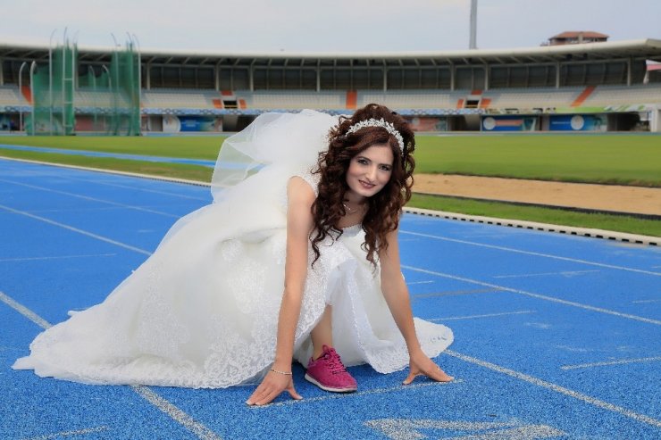 Düğün fotoğraflarını aşklarının başladığı atletizm sahasında koşarak çektirdiler