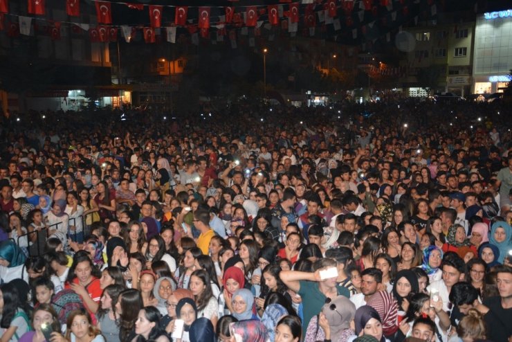 Yusuf Güney ve Simge Sağın hayranlarını coşturdu