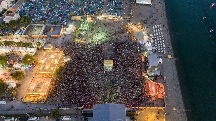 Zeytinli Rock Festivali 250 bin kişinin katılımıyla sona erdi