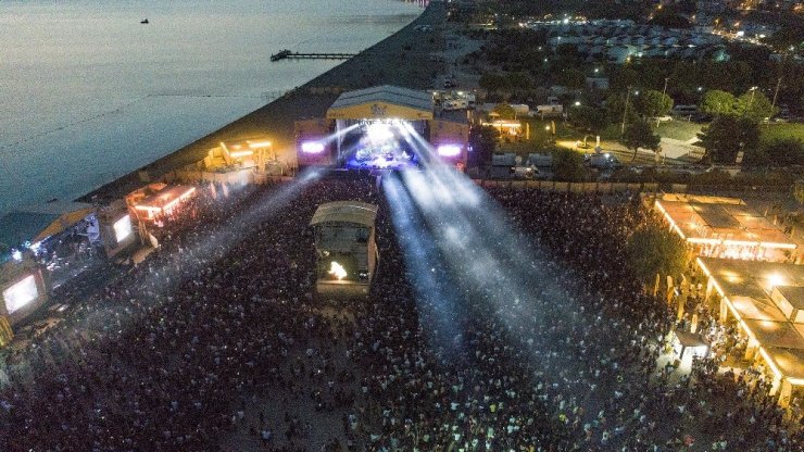 Zeytinli Rock Festivali 250 bin kişinin katılımıyla sona erdi