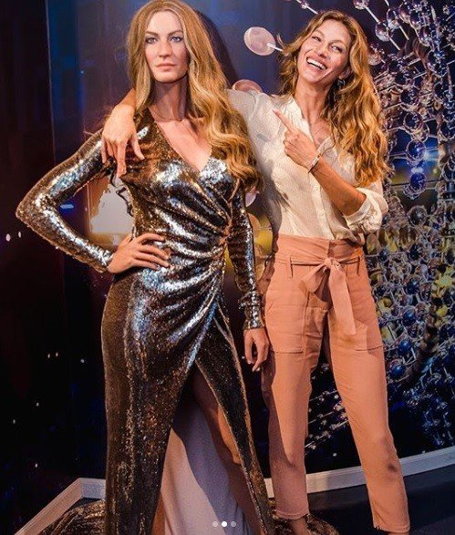 Top model Gisele balmumu heykeliyle poz verdi