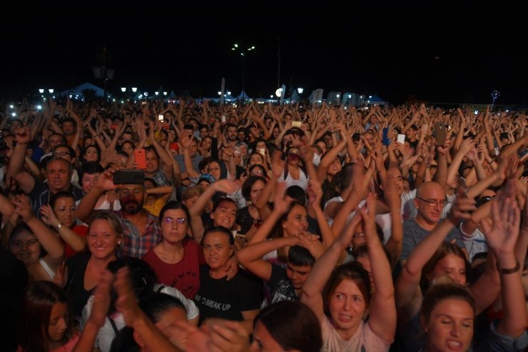 Aşk şarkılarının adamı Ferhat Göçer, unutulmaz bir gece yaşattı