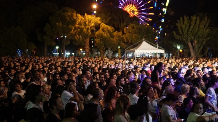 50’nci yaşını kutlayan Moğollar İzmir’de konser verdi