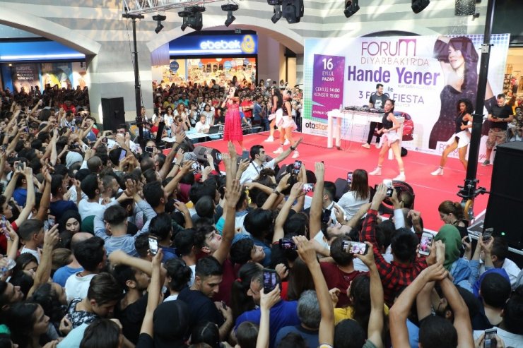 Diyarbakır’da Hande Yener izdihamı