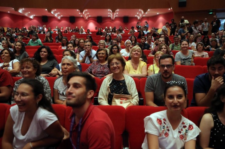 Oyuncu Hazal Kaya’ya sürpriz doğum günü pastası