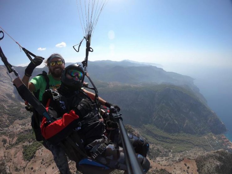 Hayko Cepkin paraşütten atladı, nefes kesti