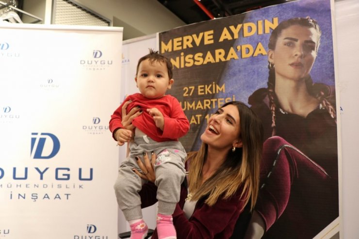 Survivor Merve Aydın, Nissara AVM’de imza gününe katıldı