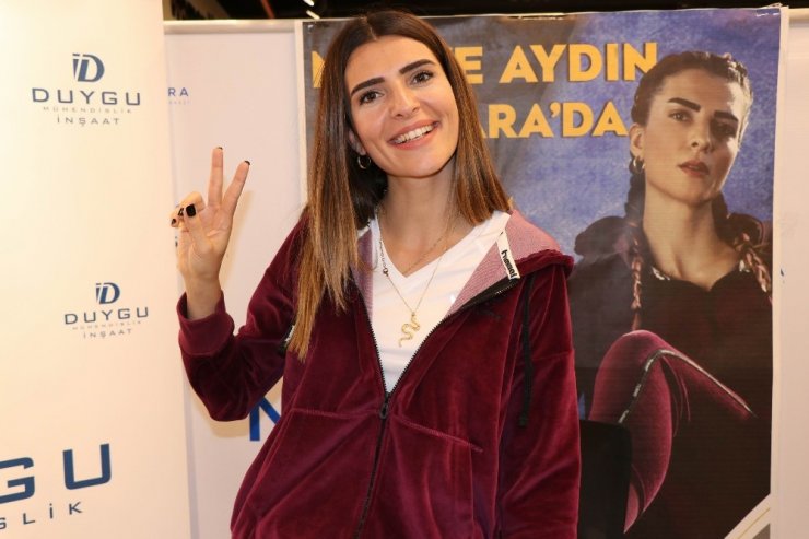 Survivor Merve Aydın, Nissara AVM’de imza gününe katıldı